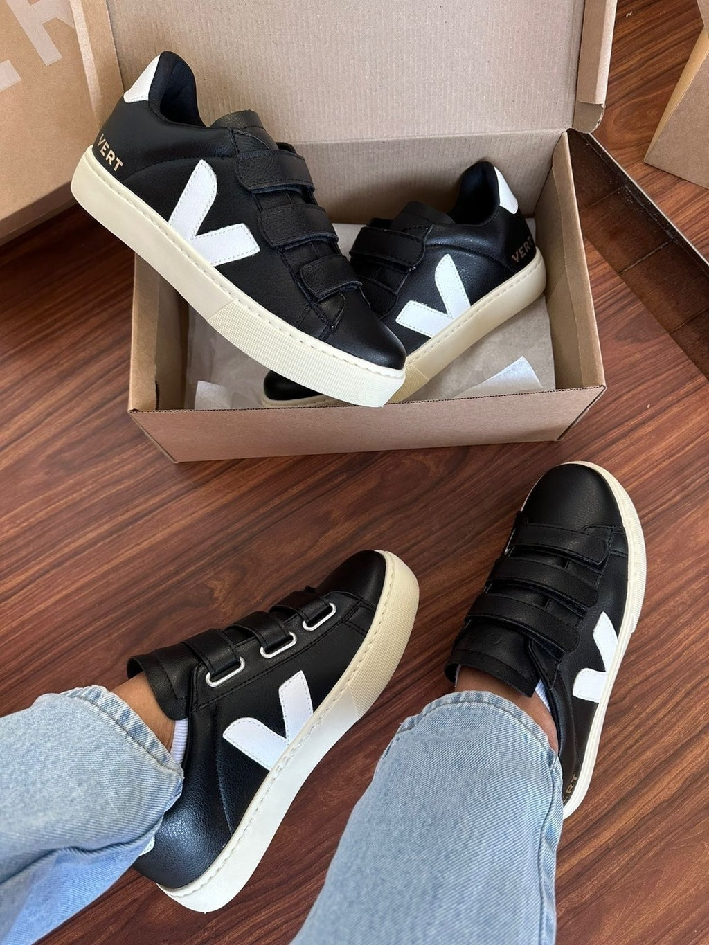 Tênis V Velcro Preto e Branco