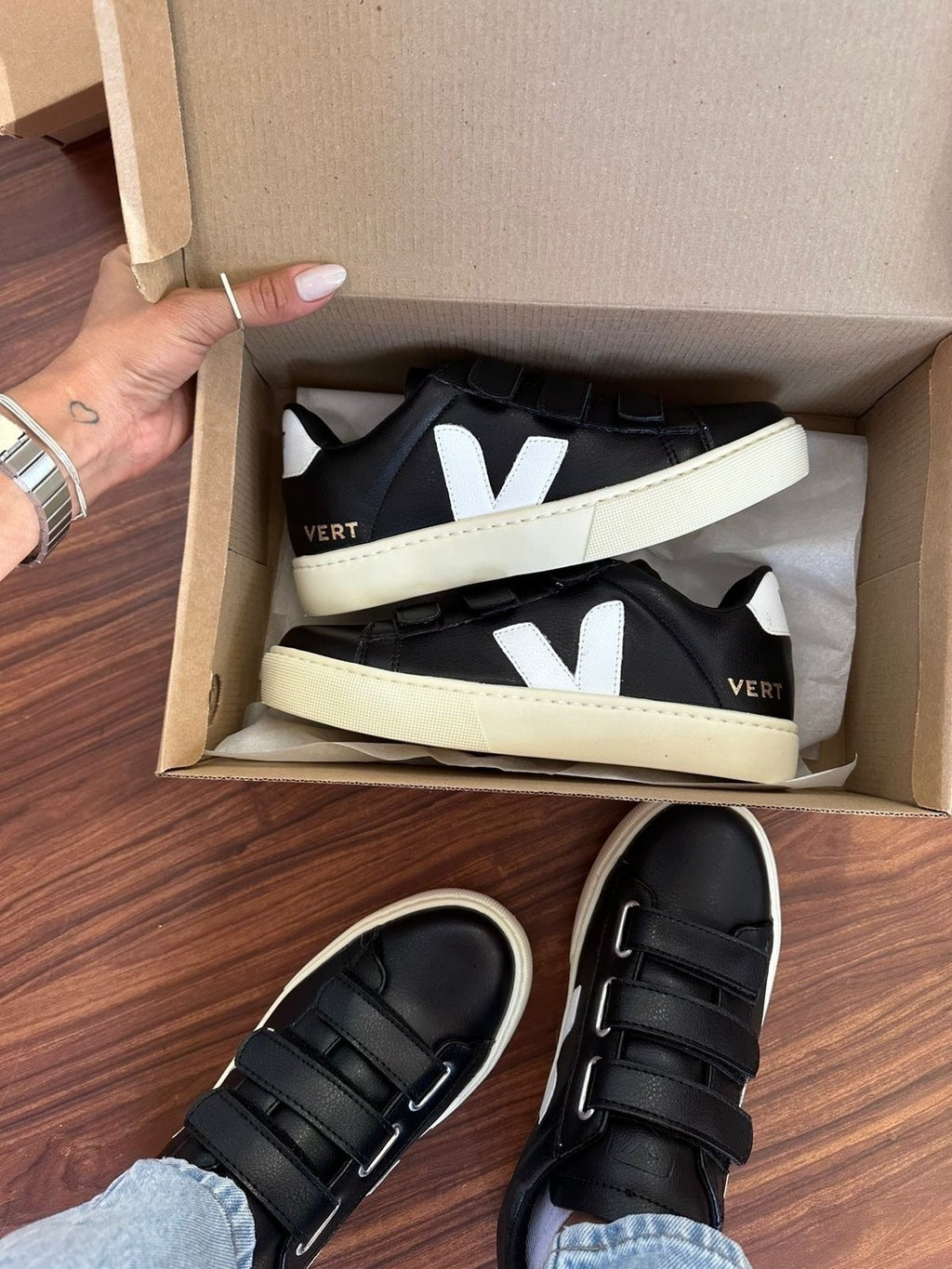 Tênis V Velcro Preto e Branco